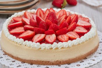طرز تهیه چیزکیک تنوری با خامه؛ دسر مجلسی و خوش عطر