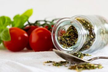 طرز تهیه ادویه پیتزا خانگی؛ راز عطر و طعم پیتزاهای خوشمزه رستورانی!