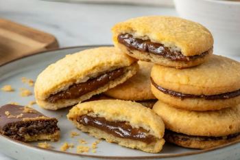 طرز تهیه بیسکویت شکلاتی مغزدار خانگی؛ بیسکویتی ترد با قلب شکلاتی و طعم فوق العاده!