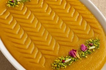 طرز تهیه حلوای شیر خشک خوشمزه و مخصوص؛ حلوای خوشرنگ، لطیف و مجلسی با عطر هل