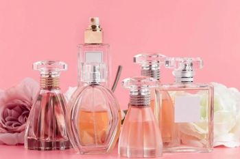 ۱۷ عطر و ادکلن زنانه خوشبو با قیمت مناسب؛ از رایحه های شیرین و دخترانه تا عطرهای شیک و ماندگار