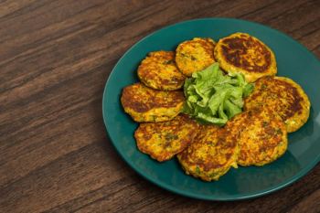 طرز تهیه کوکو جو پرک رژیمی و خوشمزه؛ یک غذای سنتی، سالم و مجلسی با تردی فوق العاده