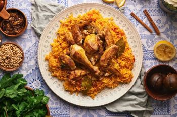 طرز تهیه مجبوس مرغ عربی؛ راز خوشمزگی برنج زعفرانی با مرغ ادویه دار به روش رستورانی