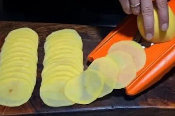 بعد از این ترفند 10 دقیقه ای، دیگر هرگز سیب زمینی ها را به روش قبلی نمی پزید!