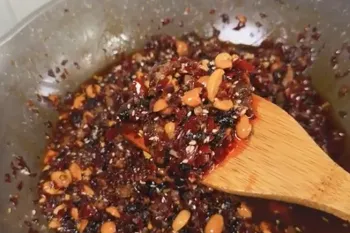 طرز تهیه سس چیلی تند با قارچ و بادام زمینی در منزل!