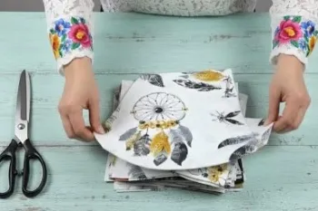 من آنها را به صورت عمده می فروشم / به این ترتیب روزانه 50 تکه می دوزم تا بفروشم و درآمد کسب کنم!