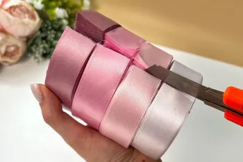 روبان را بریدم و یک کاردستی فوق العاده درست کردم/ ایده ای شیک برای تزئین خانه تان!