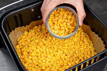ذرت کنسروی را در سرخ کن بدون روغن قرار دهید و این را درست کنید!