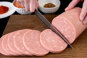 فقط عدس و ادویه. باورم نمیشه! سوسیس وگان با فواید سلامتی!