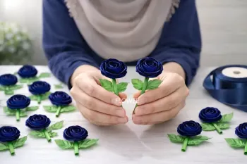 من از یک بطری پلاستیکی کوچک برای شکل دادن به این گل رز روبان ساتن استفاده کردم!