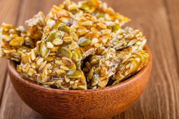 اسنک تنقلات برشته؛ ترکیب ترد تخمه و آجیل کاراملی برای شب های دورهمی!