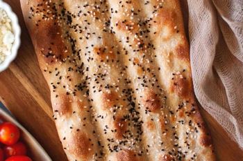 نان بربری خانگی با کنجد فراوان؛ راز پوسته طلایی، مغز نرم و عطر نانوایی در خانه!