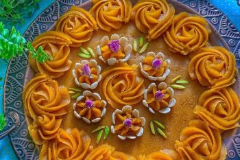 حلوای آرد؛ فقط ۱۰ دقیقه و یک تابه تا رسیدن به یک شیرینی خوش عطر و مجلسی!