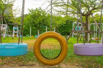 با لاستیک های قدیمی تاب های رنگی و جذاب بسازید؛ ایده ای خلاقانه برای حیاط و باغ!