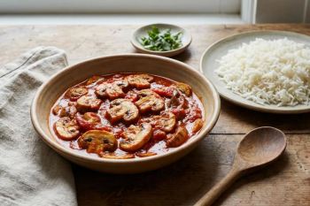 طرز تهیه خورشت قارچ و گوجه سریع و خوشمزه؛ یک خورش ساده و جاافتاده در ۳۰ دقیقه!