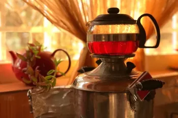 ۸ اشتباه رایج دم کردن و خوردن چای که از آن ها خبر ندارید!