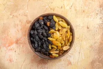آب کشمش چه فایده ای دارد؟ ۷ خاصیت برای کبد چرب و جوانی!