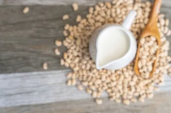 نوشیدنی غیر لبنی چیست؟ ۵ جایگزین شیر و فایده های آن!
