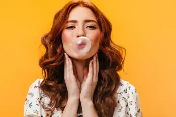 آدامس از چه چیزی ساخته میشود؟ آشنایی با ۵ ماده مهم آدامس!