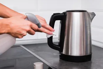 ۷ ترفند خانگی برای جرم گیری کتری برقی + آموزش کاربردی!