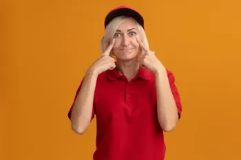 هشدار! چروک دور چشم در سن کم؛ این ۷ دلیل را جدی بگیرید!
