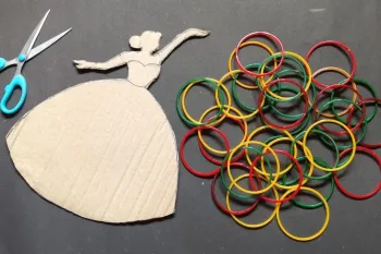 آموزش ساخت آویز دیواری عروسک با مقوا و النگوهای دور ریختنی !