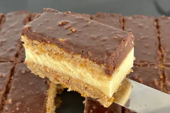 دستور پخت کیک چند لایه شکلاتی، فوق العاده و بی نظیر !