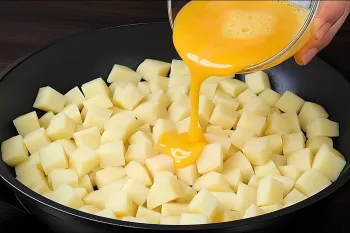 من هر وقت وقت ندارم اینو درست می کنم، فقط 2 تا سیب زمینی و 3 تا تخم مرغ !