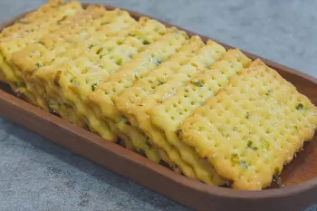 دستور پخت کراکر نمکی با پیازچه، آسان و خوشمزه !