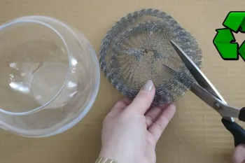 من اینو تو یه فروشگاه معروف دیدم، سیم فلزی رو بریدم و به گوی شیشه ای وصلش کردم !