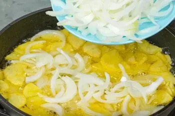 دو دستور غذای آسان و گیاهی با سیب زمینی و تخم مرغ برای شام فوری !