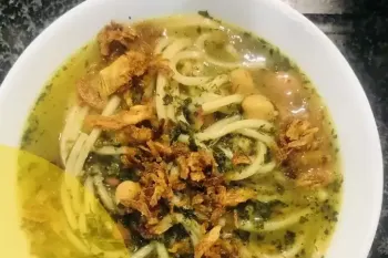 طرز تهیه آش رشته با سبزی خشک در نیم ساعت !