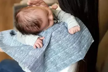 نحوه آروغ گرفتن نوزاد در خواب به ساده ترین روش