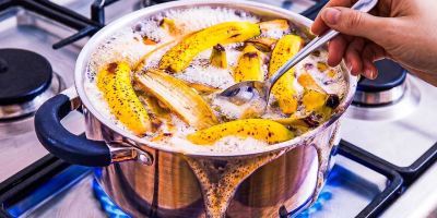 پوست موز را با شیر