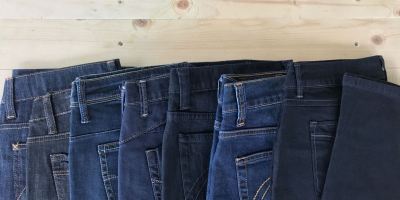 با شلوار جین تیره